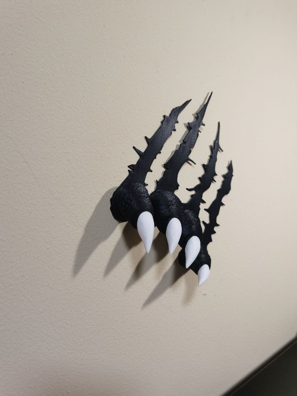 Creative 3D "Venom Claw" decal—versatile sticker for covering scratches; suitable for headlights, wheel arches, and electric vehicle bodies.