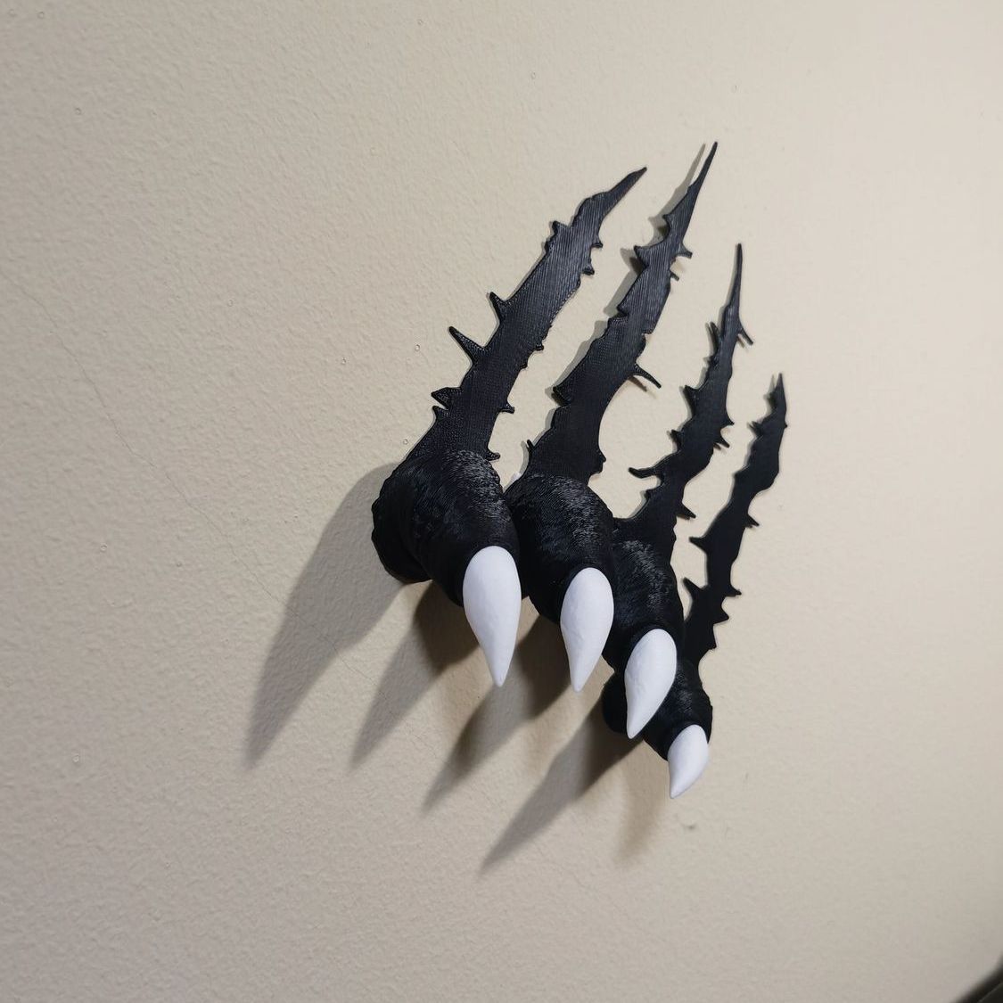 Creative 3D "Venom Claw" decal—versatile sticker for covering scratches; suitable for headlights, wheel arches, and electric vehicle bodies.